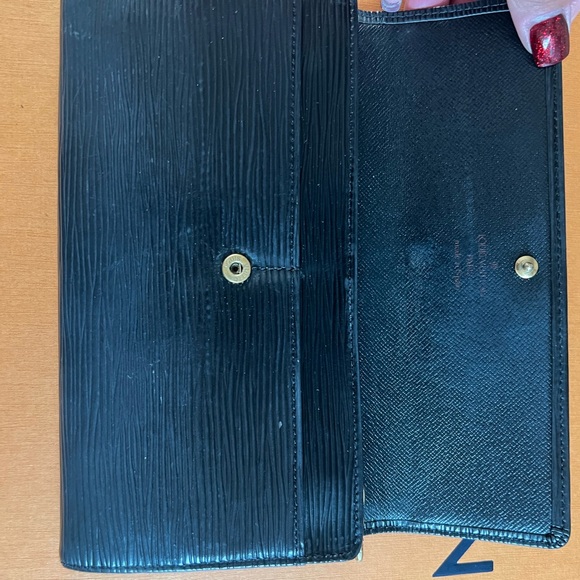 Authentic LV epic leather Sarah wallet - Picture 3 of 15